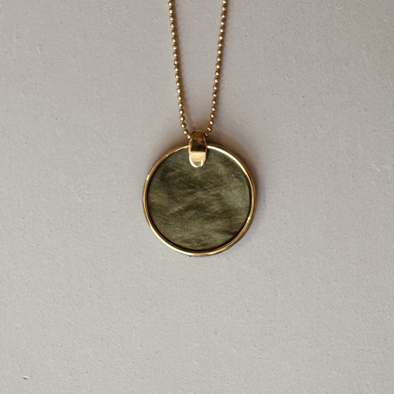 Sautoir en chaine orné d'une médaille ronde, cercle doré et paillette de nacre teintée, doré à l'or fin 24 carats, 1 micron.